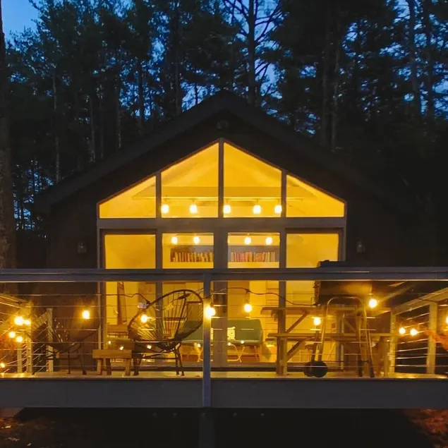 Modern Riverfront Bungalow, Fireplace, 20 min to Hudson & Windham - Image 1