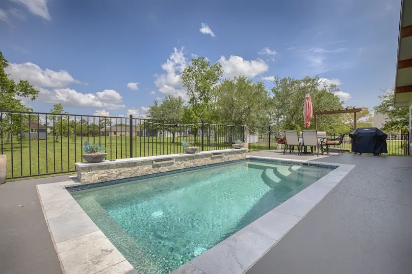 Pepe's Place - Newer Home w/heated Spa Pool, close to Galveston Island & Houston - Image 1