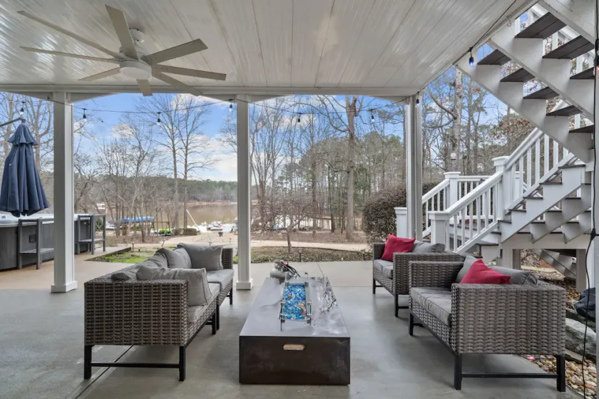 PRIVATE LAKEFRONT HOME WITH HOT TUB & AMAZING VIEW OF LAKE OCONEE - Image 1