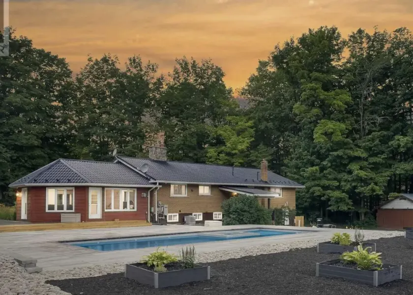 Luxury Cottage on 8 Acres of Greenery w/ Pool & Games Room! - Image 1