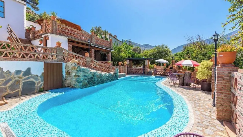 Elegante villa con piscina e vista sulle montagne - Image 1