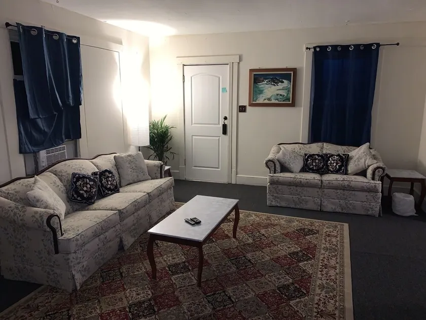 Budget Spacious townhome with Gigabit Internet - Image 1