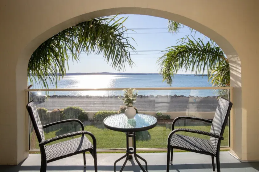 Seafront Getaway Studio, Great Location with Pool - Image 1