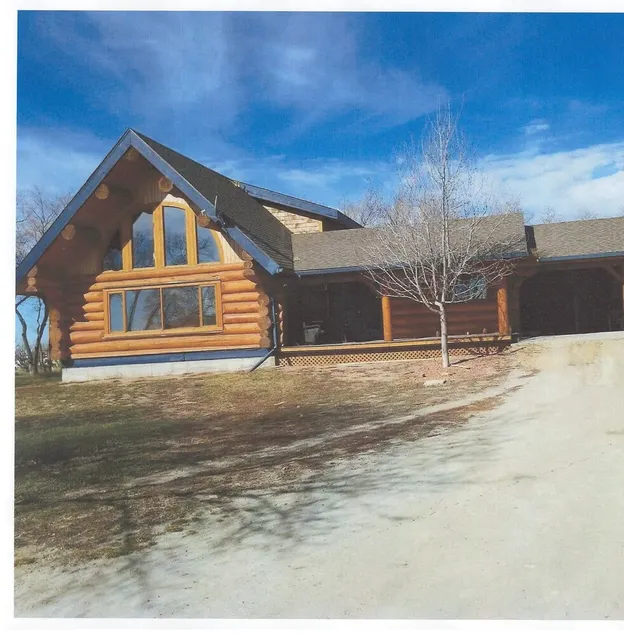 Three level  Log  Home on Private 40 Acre Estate. - Image 1