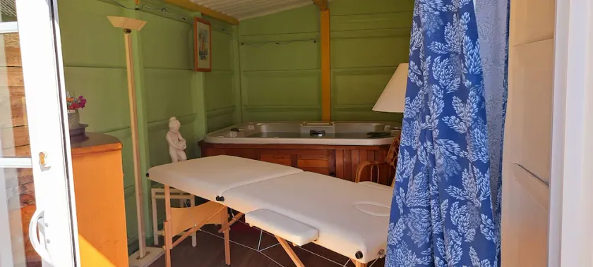Gîte** 13 beds, sleeps 20, Jacuzzi, Swimming pool, Billiards, Games tent, Park **. - Image 1
