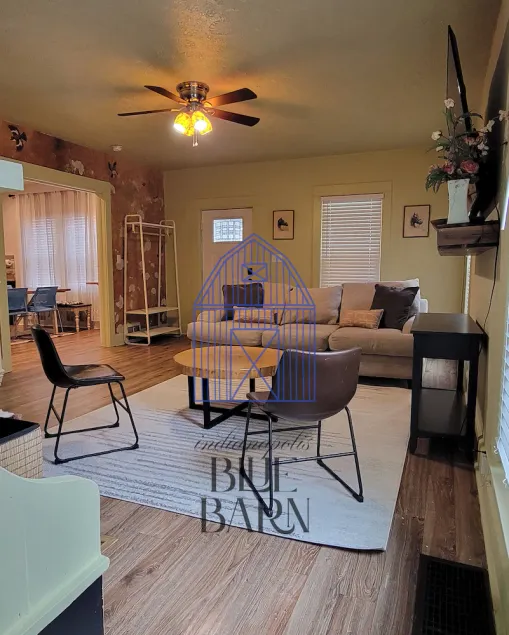 Fairgrounds Farmhouse: Entire home and Pet Friendly - Image 1
