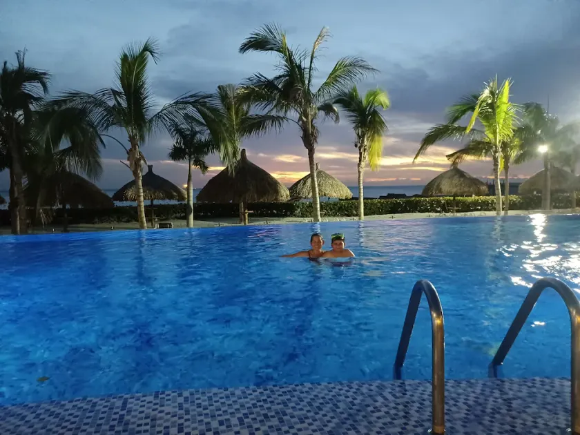 Luxurious apartment with direct access to the sea - Image 1