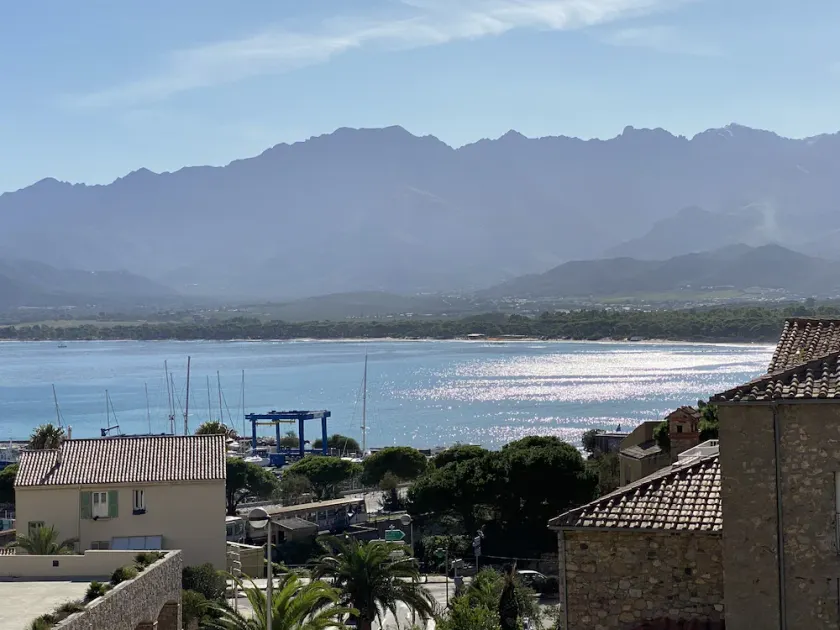 CALVI, T2, Vue mer, Wifi, plage et centre à 5 mn, Climatisé, 4personnes - Image 1