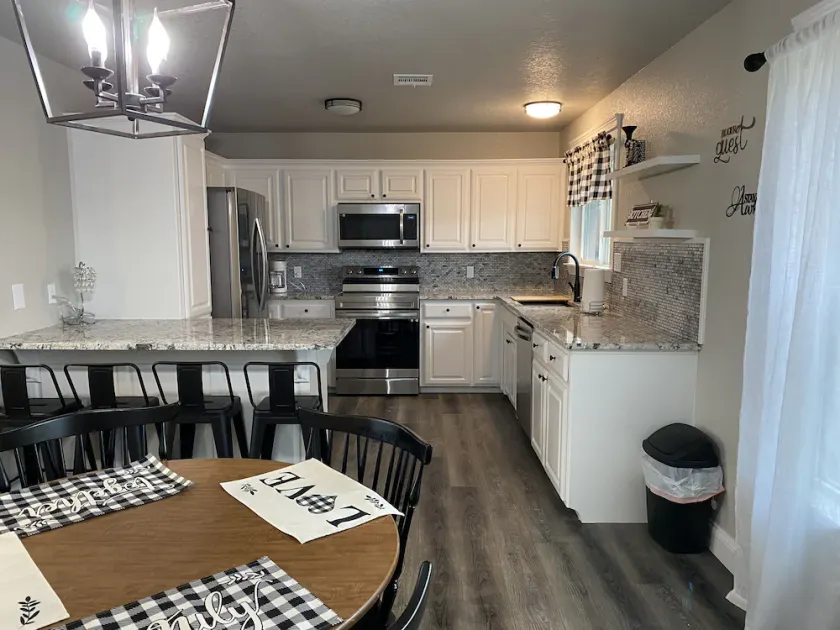 Remodeled country home w/firepit, super close to great hiking trails - Image 1