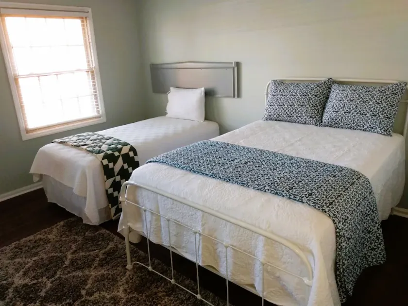 Hollingsworth FashionableTownhome— Deaton's Chalet — Steps away from the lake! - Image 1