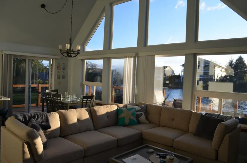 Bright Cheery House w/ outlet for EV Charge, fire pit, close to beach & trails  - Image 1