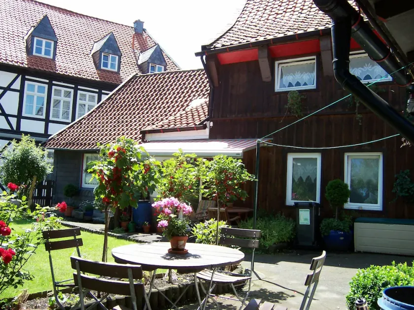 5 bedrooms, quiet town location, garden, 2 parking spaces, 200m to market square - Image 1