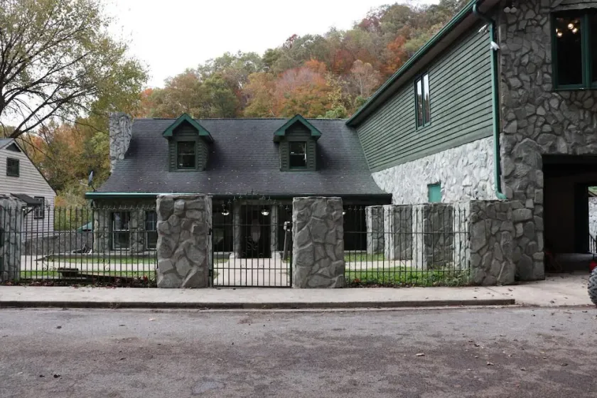 4BR Mountain Retreat • Pool • Ride to Trails - 4BR Mountain Retreat • Pool • Ride to Trails - Image 1