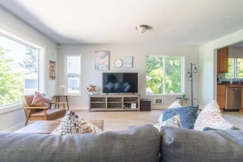 9852 Entire · Panoramic Lake View 3800+ sqft House in Oasis - Image 1