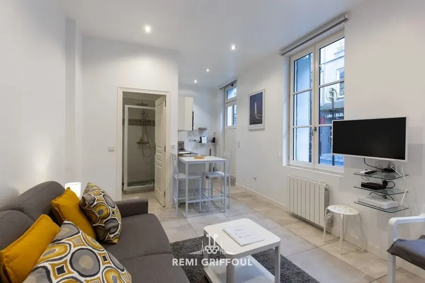 Studio Quélin 2 | Bright | City Center | 2 Guests - Image 1