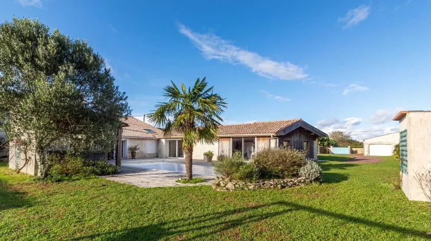 Maison de charme au calme avec piscine à proximité de la côte - Image 1