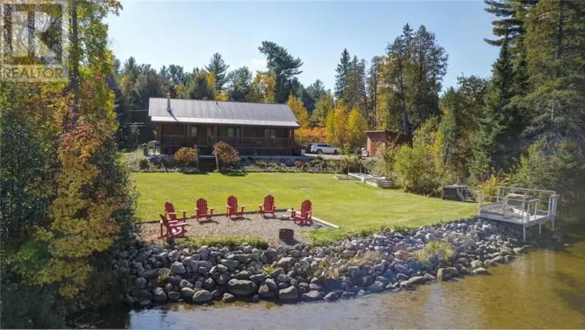 Family Oriented waterfront Log Cabin with hot tub - Image 1