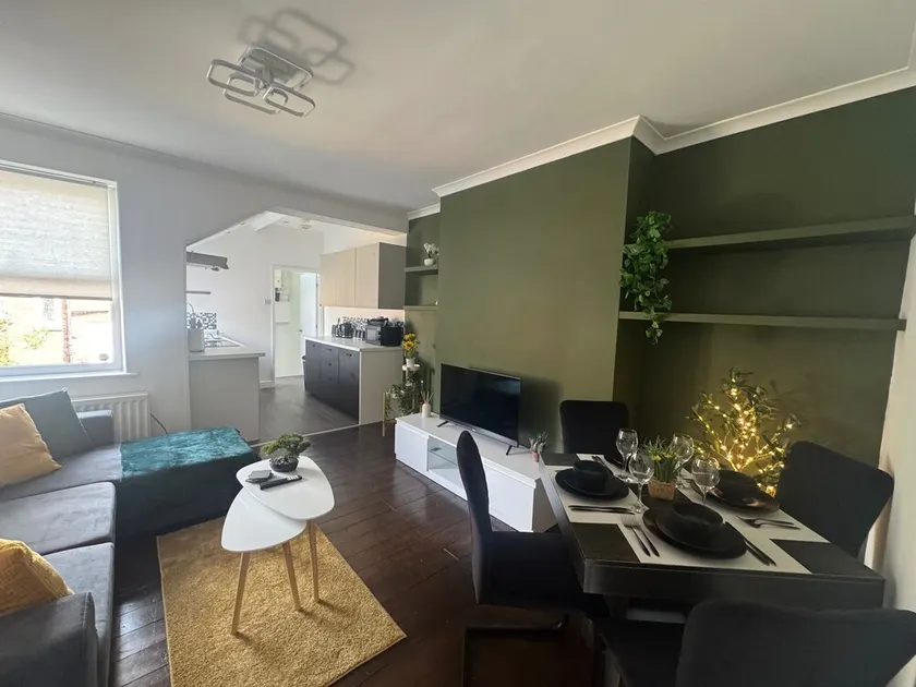 Apt-Sleeps 6-Parking-Ideal for Contractors-Garden - Image 1