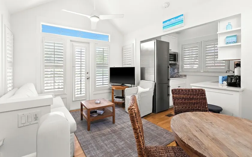 Carriage House 100 Yards to Beach. With Full Kitchen, Laundry, and Parking - Image 1