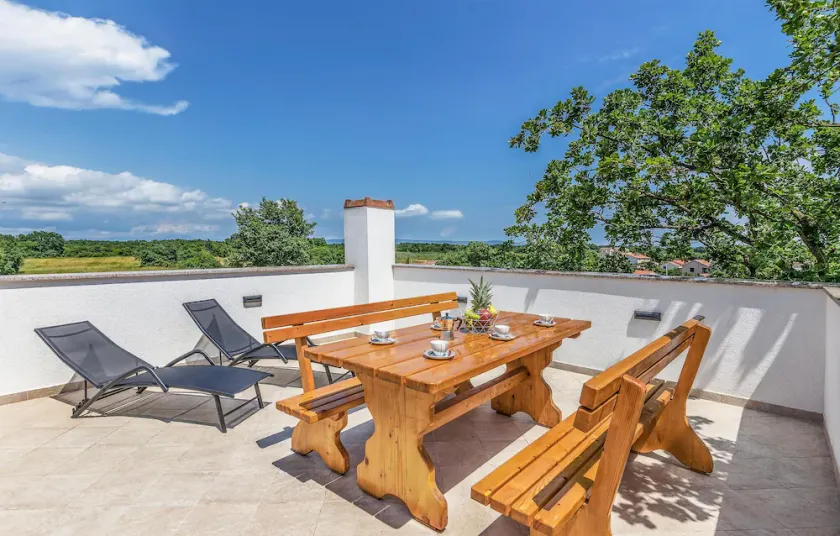 3 Bedroom Gorgeous Apartment In Muntic - Image 1