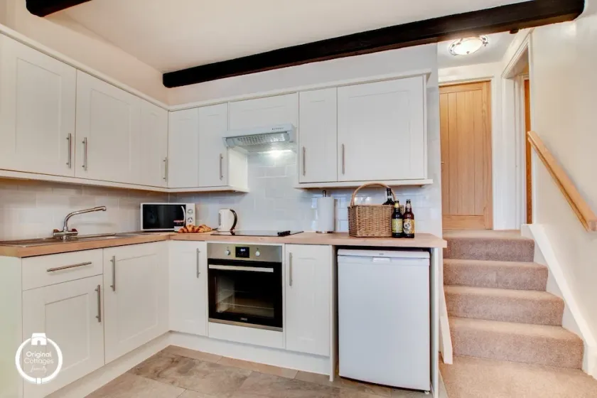 Cosy Beachside Apartment, Spectacular Views in Picturesque Village. - Image 1