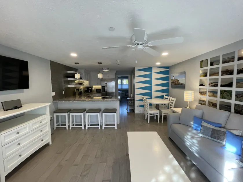 Modern, poolside Ogunquit 1br/1ba, just a 10 minute stroll into town. - Image 1