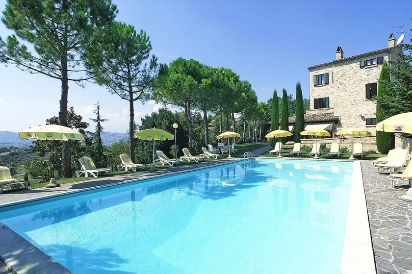 Hotel in Marche With Scenic Hiking Trails - Image 1