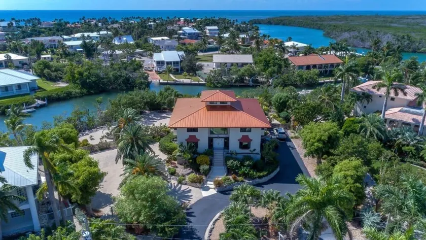 Extraordinary 4K Sq Ft 6 bd/4-bth, large pool/spa & NEW 140 ft concrete dock!!! - Image 1