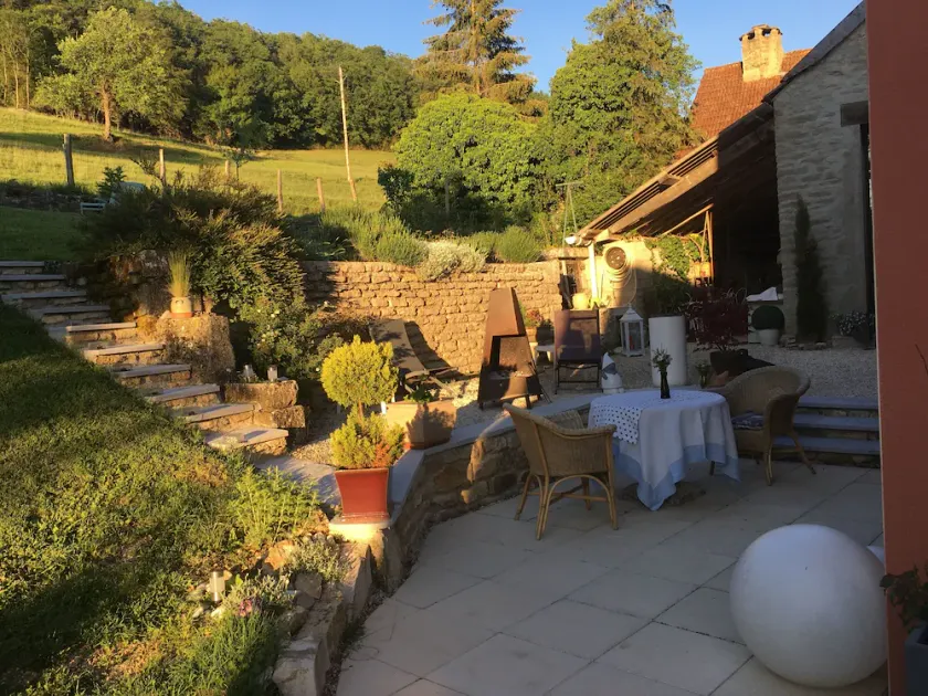 In the heart of Burgundy, in a quiet location, pretty renovated farmhouse for 8 people. - Image 1