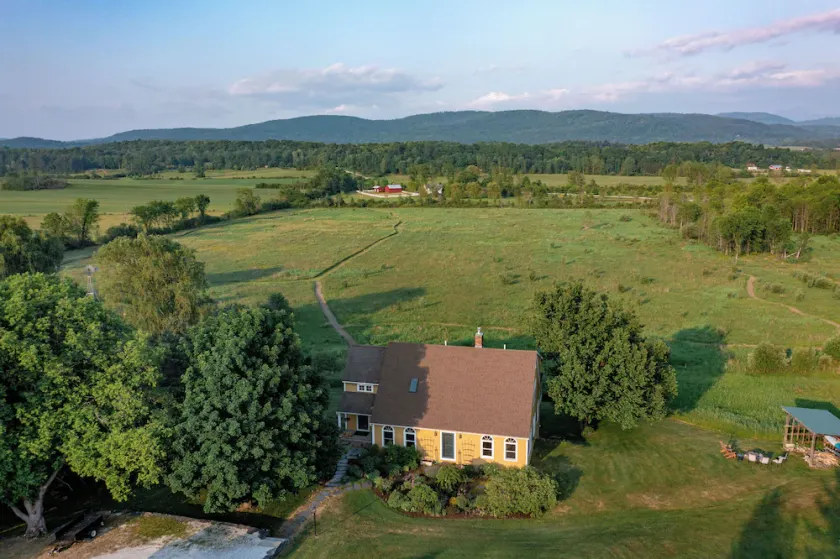 Charming 5-bedroom cottage near Lake Champlain and Downtown Burlington - Image 1