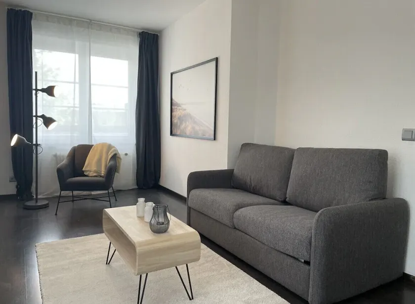 TruRetreats Airport Design Apartments I Free Parking & eCharger - Image 1