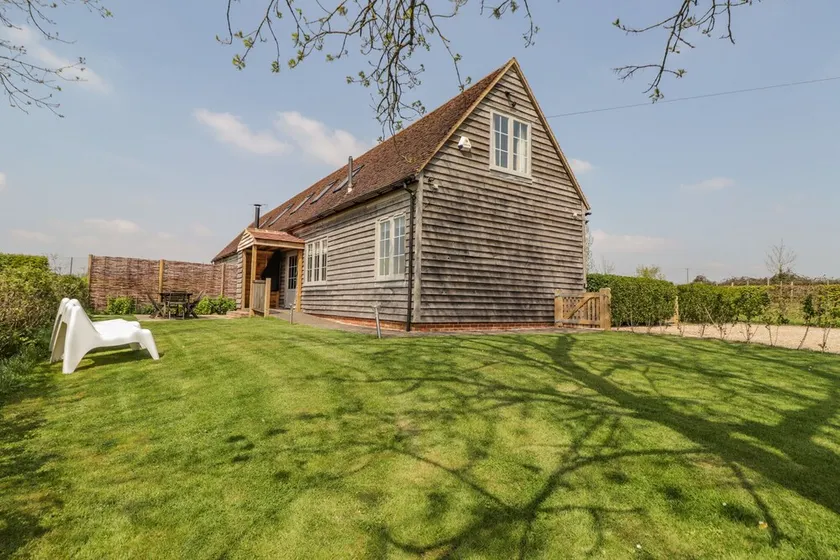 HONEYSUCKLE, pet friendly, luxury holiday cottage in Iden - Image 1