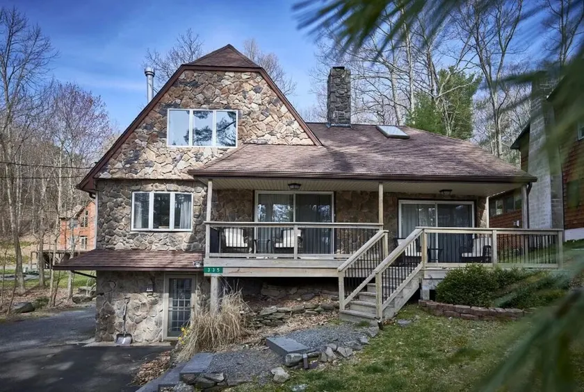 Fire Pit, Babbling Brook, Poker & Foosball at this 3br+ home - Image 1