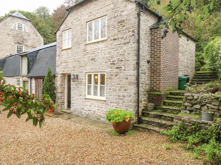 MILL COTTAGE, romantic, with a garden in Upwey - Image 1