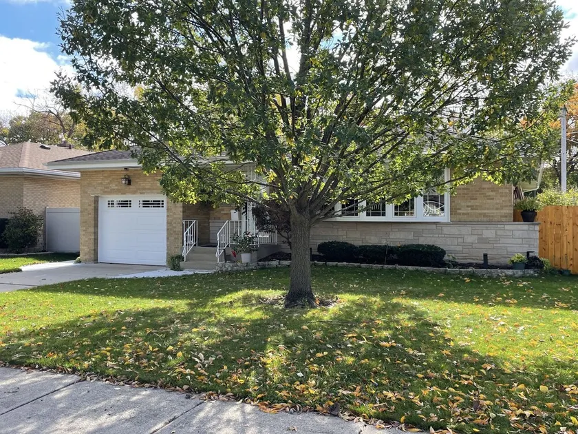 Family Home in Chicago-O'Hare - Image 1