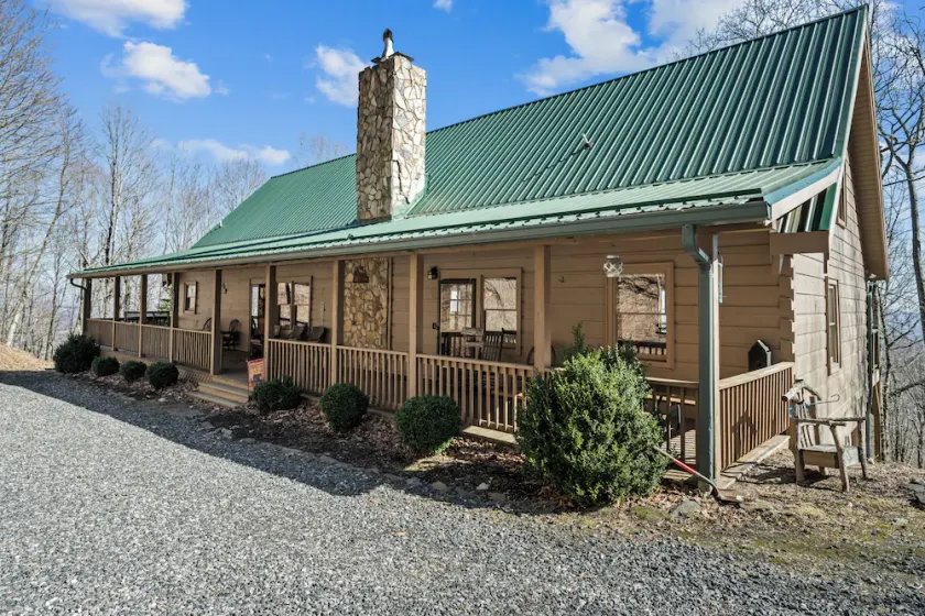 BEAR FEET RETREAT, 100 MILE VIEWS, HOT TUB, 4 BEDROOMS, sleeping loft SLEEPS 22 - Image 1