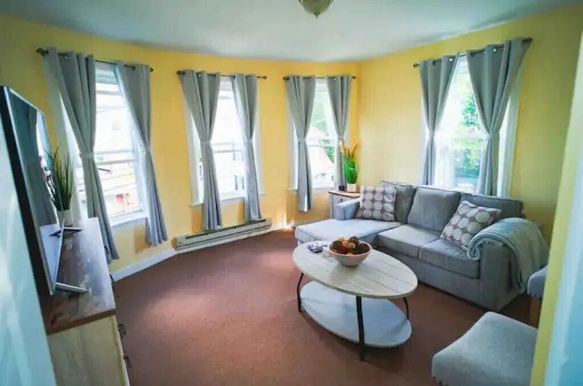 1-Bedroom Apartment with Sofa bed in City Island - Image 1