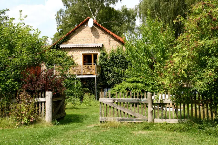 A place of rest and retreat in the natural garden - Image 1