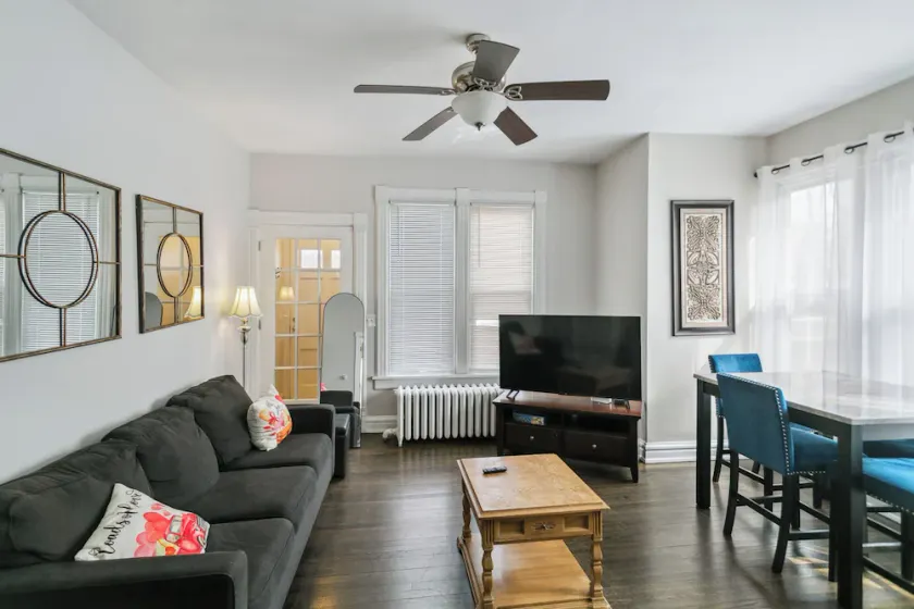Centrally Located near downtown Libertyville - Image 1