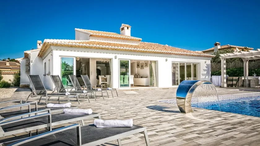 Experience Unrivalled Luxury: Private 6-Bed Villa Escape with Hot Tub, Bar, WiFi - Image 1