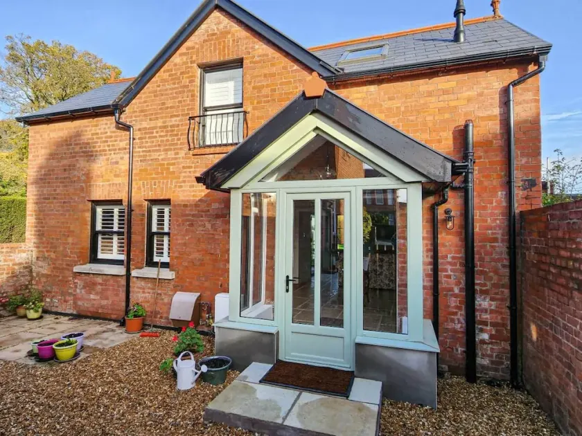Cosy 2 Bedroom Coach House - Image 1