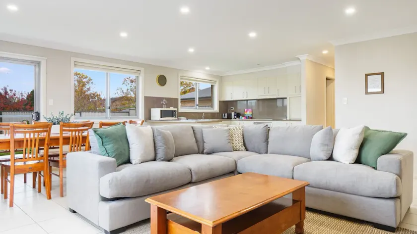 Comfortable and spacious 4 Bedroom, 3 Bathroom open plan home in Berridale - Image 1