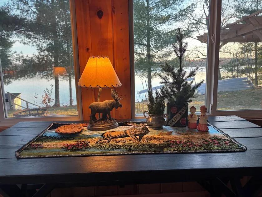 Cozy cottage with a vintage vibe on a beautiful lake.   - Image 1