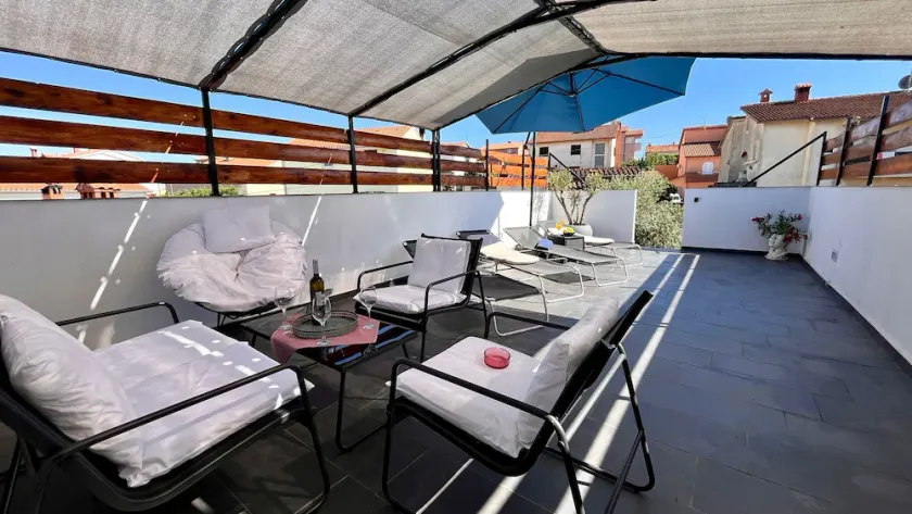 Holiday apartment in Pula, big roof balcony and garden, pet friendly - Image 1