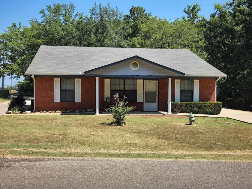 Cozy Family-Sized Cottage - Ideal base to explore Idabel, Broken Bow, Hochatown - Image 1