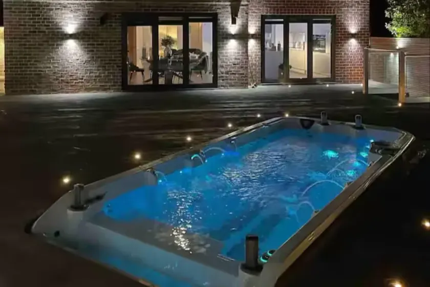 Hot tub - Bbq - Garden - Parking - Sleeps 8 - Image 1
