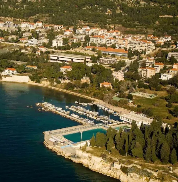 Beachfront apartment with balcony and parking - Image 1