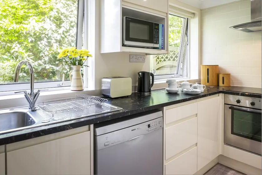 Longships Apartment - two bedroomed apartment within a 15 min walk of the beach. - Image 1