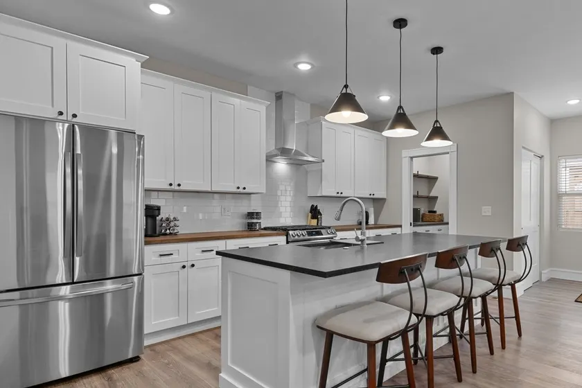 3325 Bright Urban Comfort - Image 1