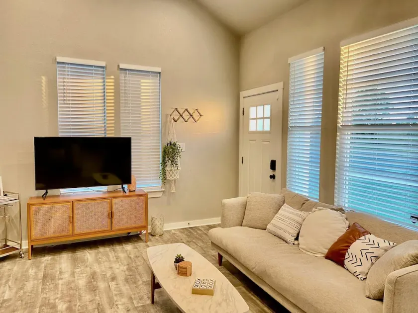 Blue Haven Stylish Home - 2 Mins to Baylor & 7 Mins to Magnolia - Image 1